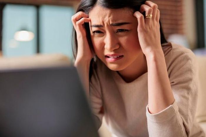 Đau nửa đầu được đặc trưng bởi cơn đau nhói và dữ dội. 