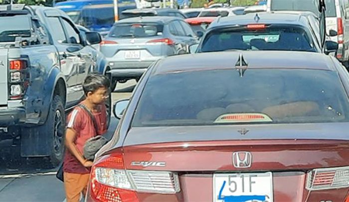 Sau màn phun lửa, đứa trẻ bất chấp nguy hiểm lao ra giữa đường xin tiền.