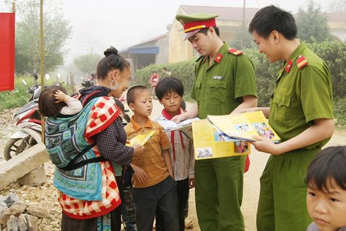 Cán bộ, chiến sĩ Công an cơ sở tuyên truyền, vận động bà con dân tộc từ bỏ ma túy.
