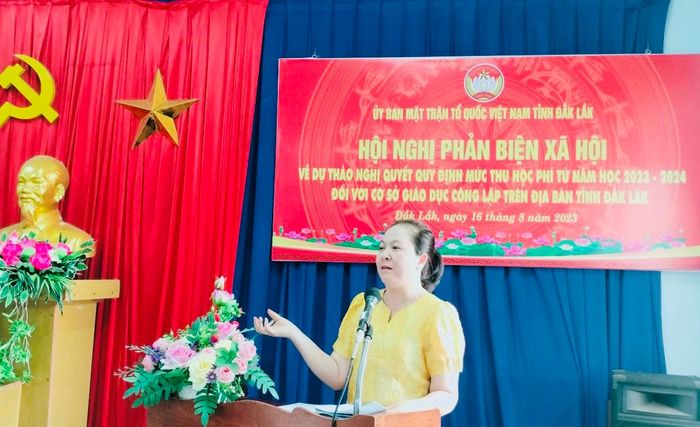 Bà Lê Thị Kim Oanh, Phó Giám đốc Sở GD&amp;ĐT tỉnh Đắk Lắk tham gia ý kiến.