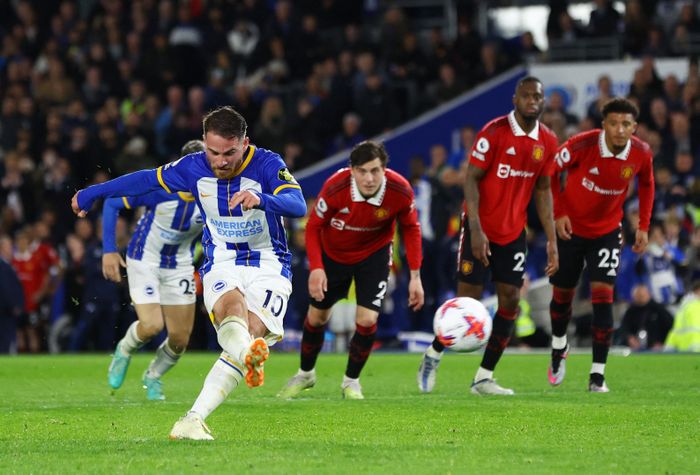  Ở tuổi 24, Allister là một trong những tiền vệ đáng xem tại Premier League. Sau 31 trận cho Brighton, Allister ghi 10 bàn và góp 1 kiến tạo. Ngoài vai trò tiền vệ trung tâm, anh còn chơi tốt ở vị trí hộ công và tiền vệ phòng ngự. 