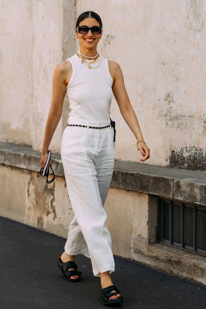 Áo ba lỗ đan móc mỏng, nhẹ thích hợp mặc vào ngày hè. Ảnh minh họa: Acielle/Style du Monde.