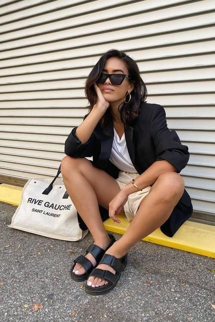 Sandal được nhiều người ưa chuộng đi lại vào những ngày hè. Ảnh minh họa: @littleblackboots.