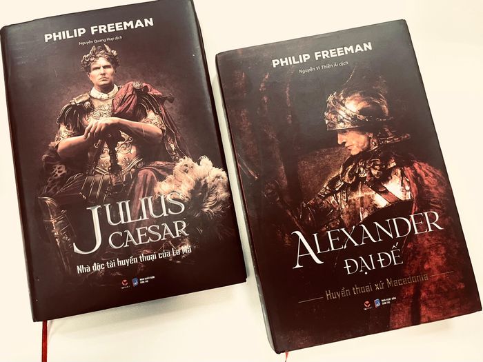  Hai công trình Philip Freeman viết về Julius Caesar và Alexander Đại đế. Ảnh: LL. 