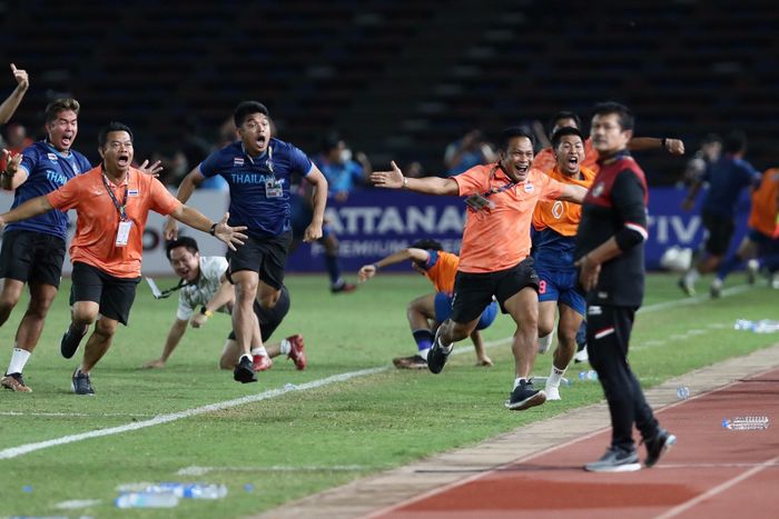  Sau khi có bàn gỡ 2-2, các thành viên ban huấn luyện và cầu thủ Thái Lan có màn ăn mừng quá đà. Họ chạy sang khu vực kỹ thuật của U22 Indonesia và ăn mừng ngay trước mặt đối phương. 