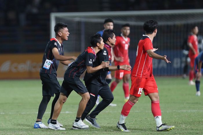 Tuy nhiên, đây chỉ là tiếng còi cho Thái Lan hưởng quả đá phạt. Các thành viên bên phía U22 Indonesia có màn ăn mừng hụt. Họ buộc phải rời khỏi sân để trận đấu tiếp tục. 
