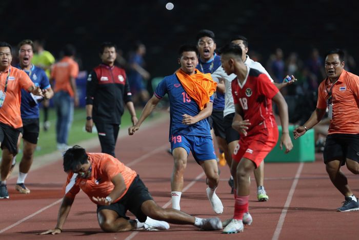  Ngay lập tức, cầu thủ và thành viên bên phía U22 Indonesia nổi nóng và lao ra bày tỏ sự tức tối. Dù vậy, đây chỉ là tình huống va chạm nhẹ. Tổ trọng tài sớm ổn định tình hình để cho trận chung kết được tiếp tục với 2 hiệp phụ. 