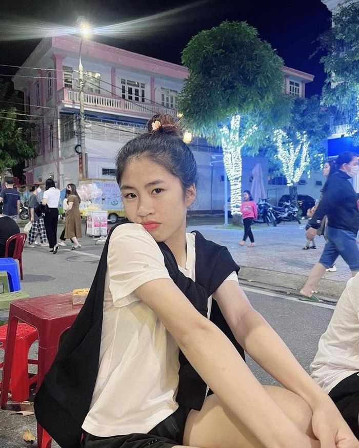Khác với hình ảnh mạnh mẽ, nhanh nhẹn trên sân cỏ, ngoài đời Thanh Nhã có làn da trắng, mái tóc dài rất ưa nhìn.