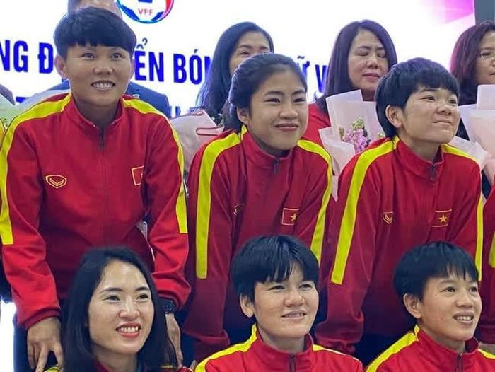 Nhận thấy tiềm năng của Thanh Nhã, bầu Kiểm đã giới thiệu cô lên trung tâm huấn luyện ở quận Hà Đông. Chính từ cái nôi đó, Thanh Nhã bắt đầu chinh phục đỉnh cao của bóng đá chuyên nghiệp.