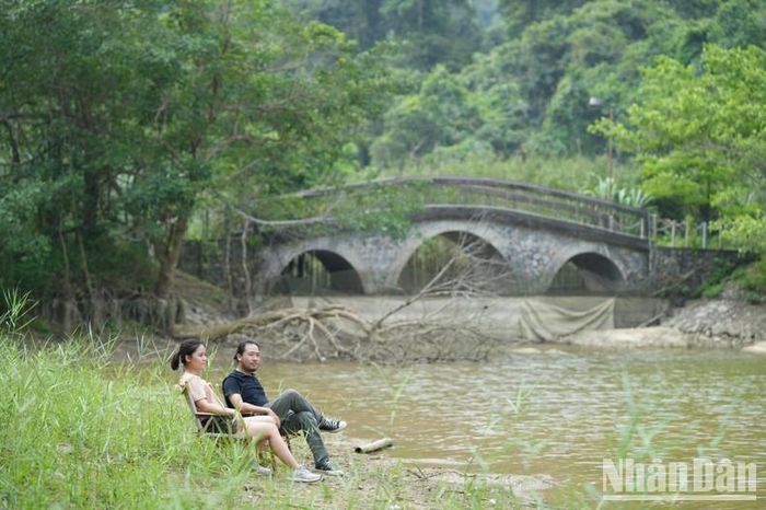 Du khách hòa mình vào thiên nhiên, ngắm nhìn những cánh bướm đa màu sắc.