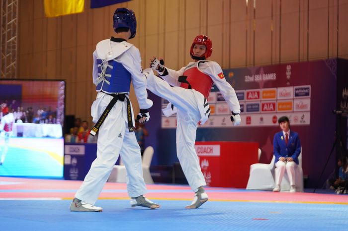 Võ sĩ taekwondo Lý Hồng Phúc (giáp đỏ) giành HCV đối kháng hạng 74kg nam tại SEA Games 32. Ảnh: DŨNG PHƯƠNG