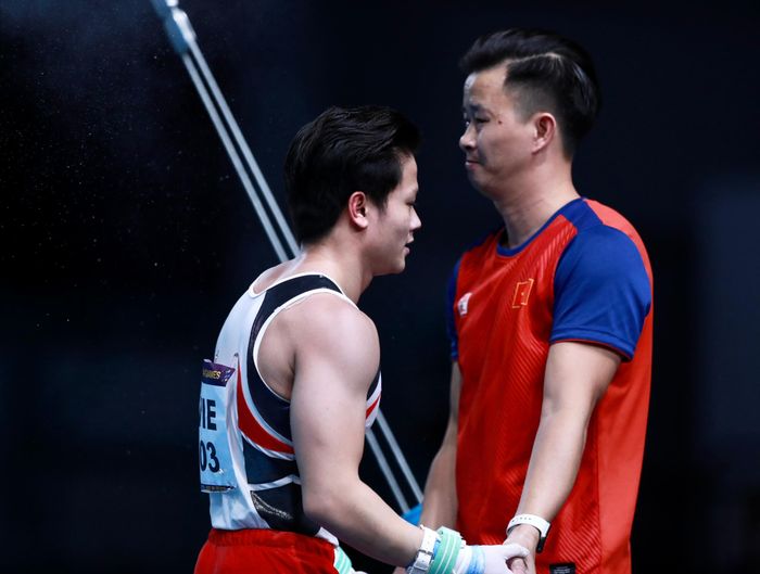 HLV Trương Minh Sang (phải) luôn đồng hành cùng các học trò làm nên những chiến thắng vang dội. Ảnh: DŨNG PHƯƠNG