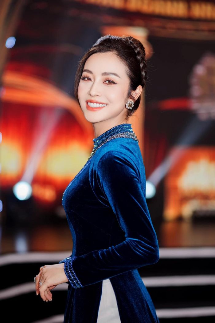 Jennifer Phạm quý phái trong tà áo dài nhung.