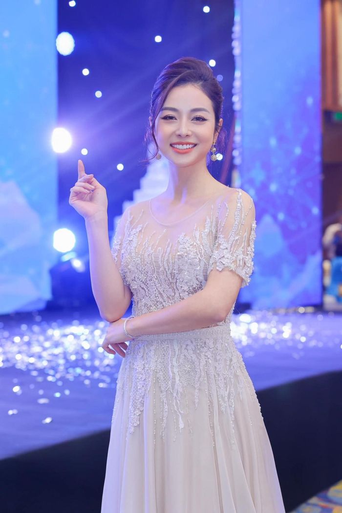 Mỗi khi xuất hiện tại sự kiện, Hoa hậu Jennifer Phạm đều thu hút báo giới.