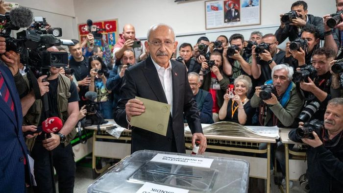 Ông Kemal Kilicdaroglu bỏ phiếu hôm 14/5. Ảnh: Reuters