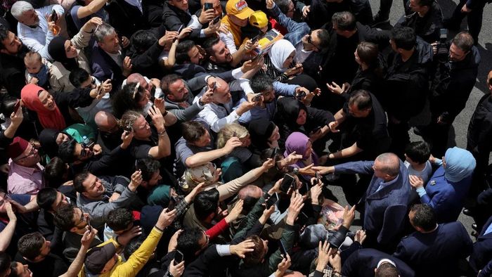 Ông Erdogan gặp những người ủng hộ hôm 14/5. Ảnh: Reuters