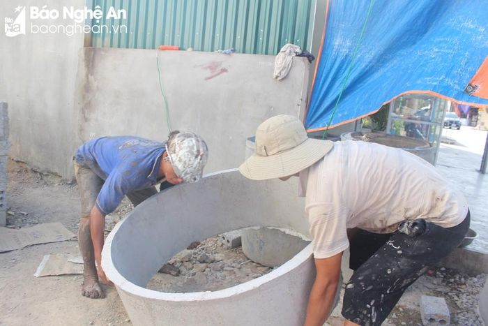 Nhu cầu đào giếng nhiều nên nghề đúc cống để lát giếng cũng rất "đắt khách". Ảnh: Thanh Phúc