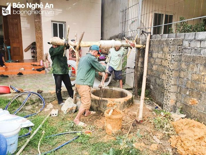 Gia đình chị Lang Thị Thanh phải thuê người khảo giếng để có nước sinh hoạt. Ảnh: Thanh Phúc
