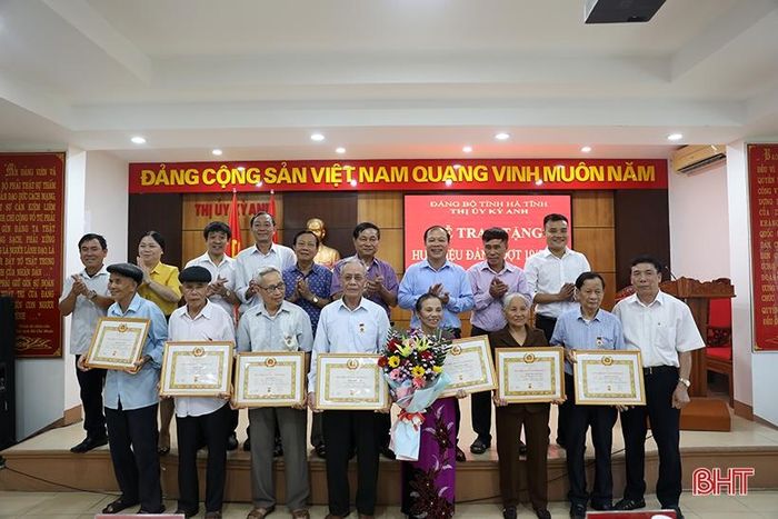 Lãnh đạo TX Kỳ Anh trao Huy hiệu 55 năm tuổi Đảng...