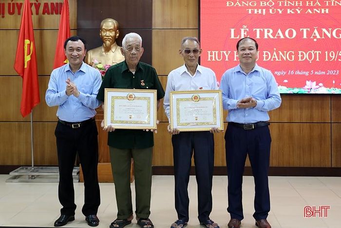 ... trao Huy hiệu 60 năm tuổi Đảng cho các đảng viên…