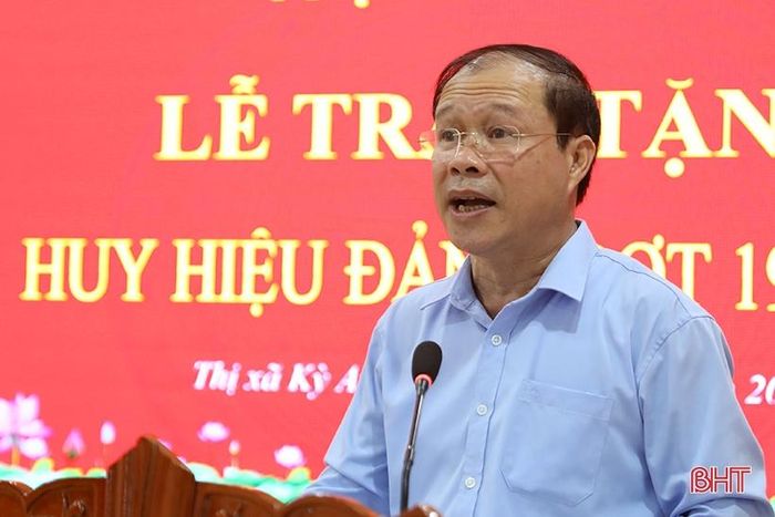 Phát biểu tại buổi lễ, Chủ tịch UBND thị xã Kỳ Anh Nguyễn Hoài Sơn chúc mừng và trân trọng cảm ơn những công lao, đóng góp của các thế hệ đảng viên trong sự nghiệp cách mạng của Đảng và dân tộc. Chủ tịch UBND thị xã cũng đề nghị các đảng viên tiếp tục phát huy tính tiên phong, gương mẫu, tích cực tham gia các phong trào ở địa phương, đóng góp vào hoạt động của hệ thống chính trị ở cơ sở, tích cực giáo dục truyền thống cho thế hệ trẻ; góp phần xây dựng TX Kỳ Anh sớm trở thành thành phố vào năm 2025.