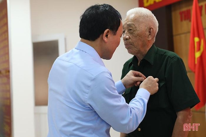 Trong dịp này, Thị ủy Kỳ Anh đã trao tặng Huy hiệu Đảng cho 29 đảng viên, trong đó có 1 đảng viên 75 năm tuổi Đảng, 2 đảng viên 70 năm tuổi Đảng, 3 đảng viên 60 năm tuổi Đảng, 14 đảng viên 55 năm tuổi Đảng và 9 đảng viên 50 năm tuổi Đảng.