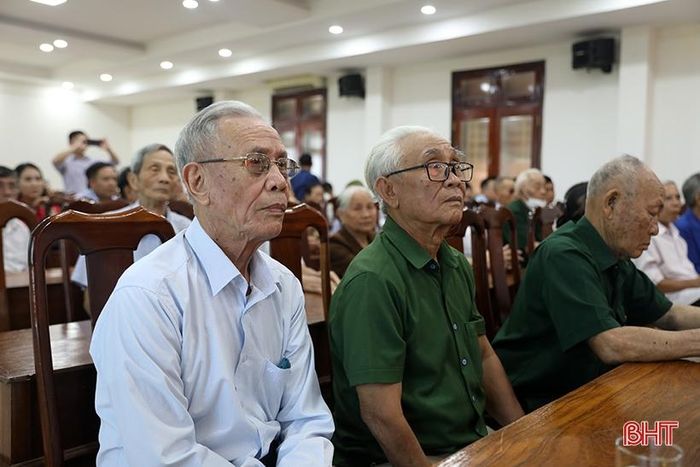 Việc trao tặng huy hiệu cao quý của Đảng được tổ chức vào dịp kỷ niệm 133 năm Ngày sinh Chủ tịch Hồ Chí Minh (19/5/1890 - 19/5/2023). Điều này thể hiện sự ghi nhận, trân trọng của Đảng, Nhà nước và Nhân dân ta với sự đóng góp của các đồng chí vào sự nghiệp cách mạng của Đảng, của dân tộc nói chung và TX Kỳ Anh nói riêng.