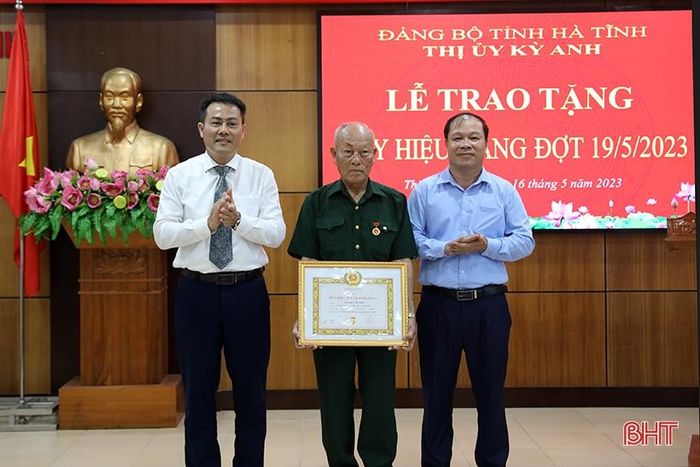 Tại buổi lễ, Phó Trưởng ban Tổ chức Tỉnh ủy Trần Đình Trung, Chủ tịch UBND thị xã Kỳ Anh Nguyễn Hoài Sơn trao Huy hiệu 70 năm tuổi Đảng cho đảng viên Nguyễn Văn Hiền - Chi bộ thôn Hải Hà, Đảng bộ xã Kỳ Ninh.