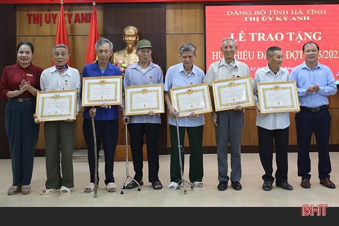 ...và Huy hiệu 50 năm tuổi Đảng cho đảng viên.
