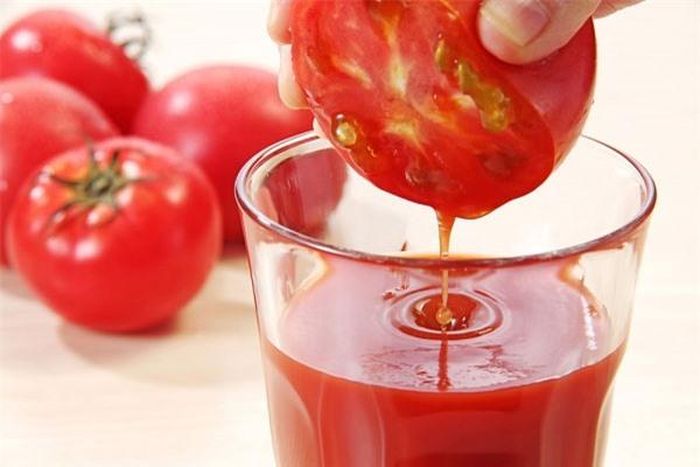 Uống nước cà chua là cách làm đẹp da chị em cần chú ý.