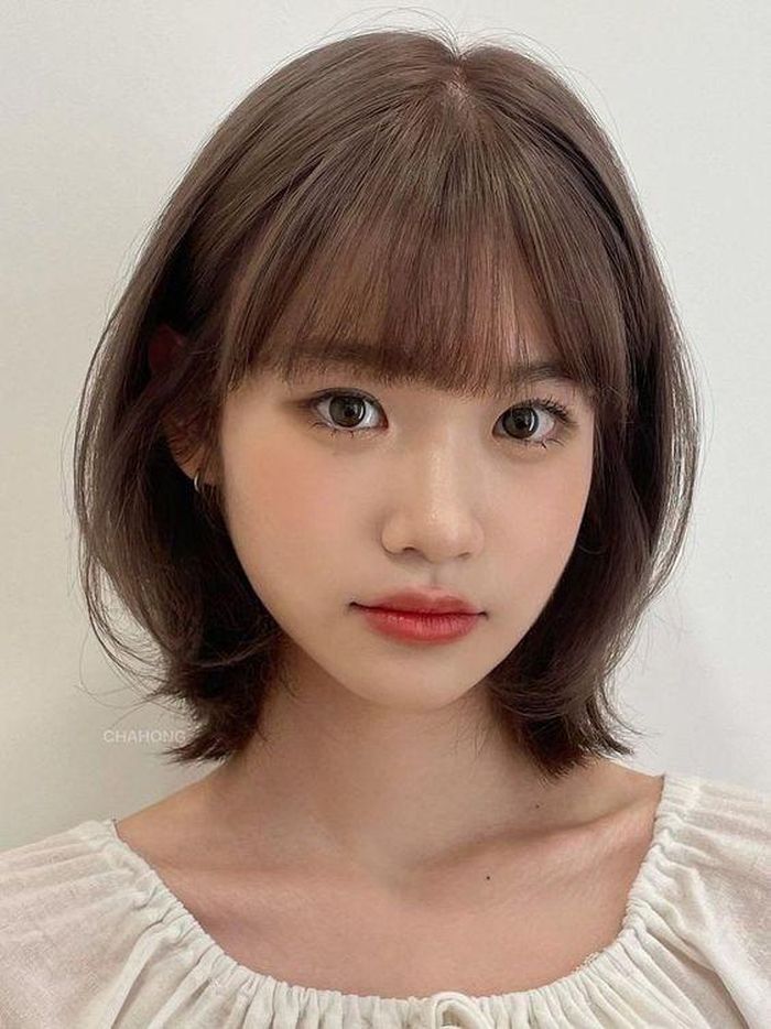 Khuôn mặt dài thường tạo cảm giác già dặn, nếu chọn sai kiểu tóc sẽ khiến bạn già đi trông thấy. Để tạo cảm giác trẻ trung và thu gọn gương mặt, các nàng mặt dài nên để tóc mái thưa, mái bằng. Gương mặt dài nhất định phải cắt tóc dài dưới cằm khoảng 2 - 3 cm. Những nàng có chất tóc xoăn tự nhiên trông lại càng ngọt ngào, thu gọn mặt tốt