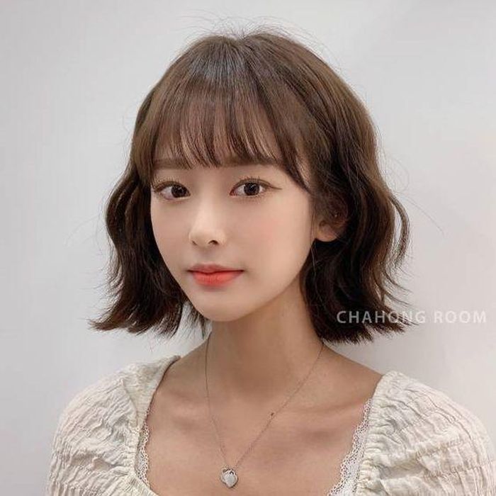  Đối với tóc ngắn, mặt kim cương nên để mái ngang lông màu uốn phồng nhẹ tạo cảm giác mặt tròn trịa và mềm mại hơn. Về phần đuôi tóc, các nàng mặt kim cương nên để tóc xoăn hình chữ C, cắt tỉa layer ở tai để hài hòa các đường nét trên khuôn mặt, làm nổi bật sự thanh tú giúp vẻ ngoài nhìn nhẹ nhàng và bay bổng hơn.