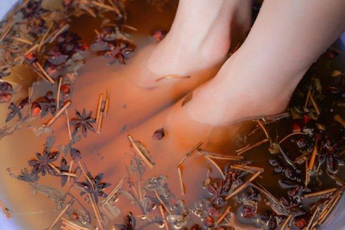 Trương Gia Nghê không ngâm chân trong chậu như cách thông thường mà cô dùng một chiếc xô ngâm cả phần bắp chân. Cũng nhờ vậy mà mẹ 2 con mới giảm được 9kg chỉ trong 1 tuần sau khi sinh con.