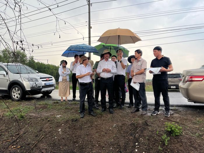 Ông Nguyễn Công Vinh, Phó Chủ tịch UBND tỉnh đã khảo sát thực tế tại khu vực đường Tô Đình Nguyệt, xã Phước Bình, huyện Long Thành (tỉnh Đồng Nai), nơi tổ chức lễ khởi công công trình đường bộ cao tốc Biên Hòa-Vũng Tàu.