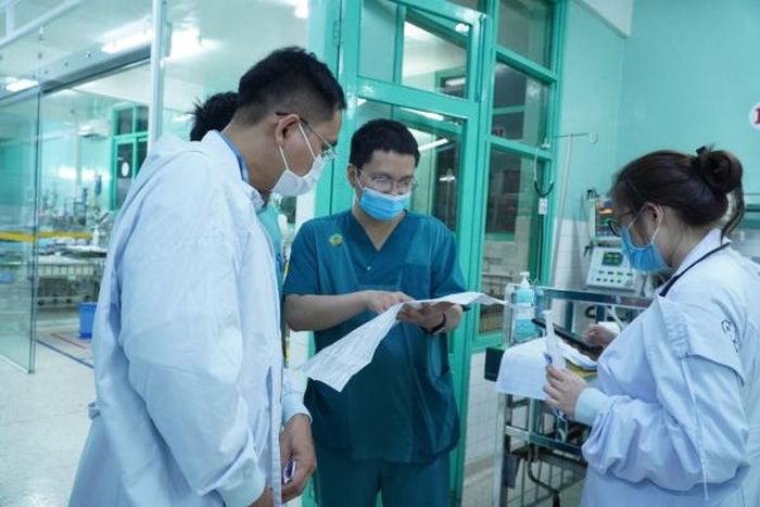 Các bác sĩ trao đổi chuyên môn điều trị cho bệnh nhân. 