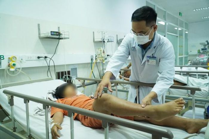 Bác sĩ thăm khám cho bệnh nhân bị ngộ độc.