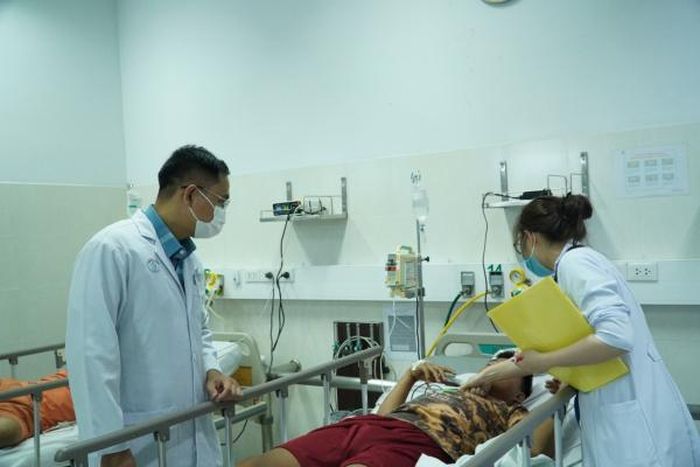Bác sĩ thăm khám cho bệnh nhân bị ngộ độc. 