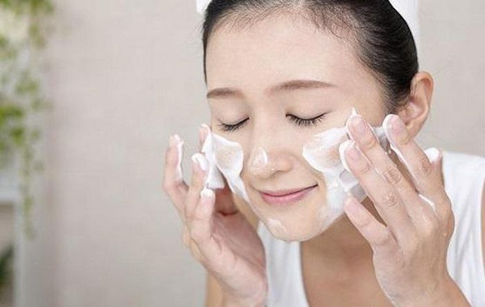 Nên lựa chọn các sản phẩm làm sạch, chăm sóc da phù hợp với da dầu.