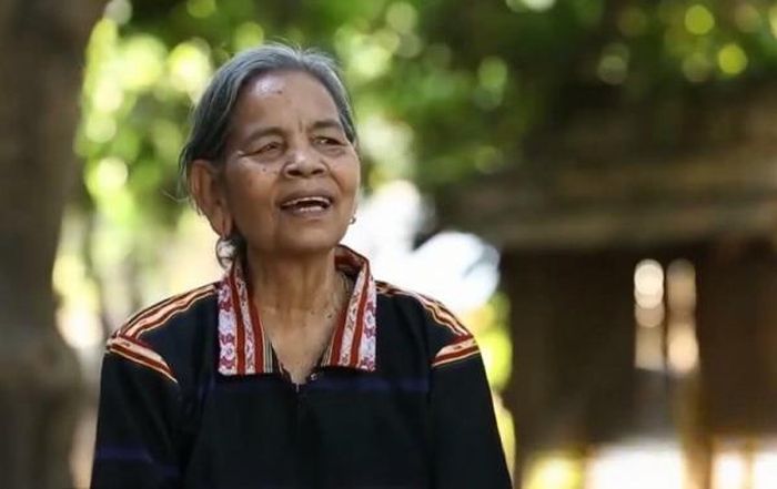 Nữ già làng Ksor H’Lâm gần một phần tư thế kỷ qua đã giúp dân làng vượt qua biết bao khó khăn và ổn định cuộc sống
