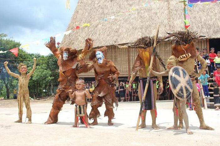 Giữ gìn văn hóa và truyền cho lũ trẻ là nhiệm vụ của lớp người Gia Rai hay Ê Đê, người Ba Na hay M’Nông hiện nay