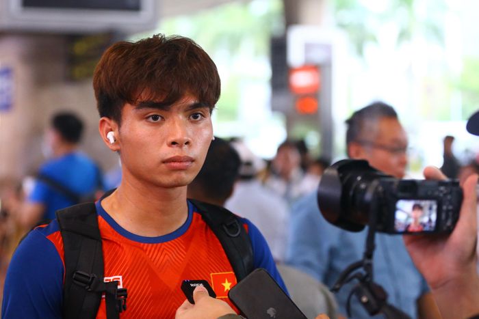  Chỉ một mình thủ môn Đoàn Huy Hoàng nán lại để trả lời phỏng vấn với giới truyền thông. Dù vậy, anh cũng không quá thoải mái và vẫn còn khá buồn. Ở SEA Games 32, anh dự bị cho Quan Văn Chuẩn, được bắt 2 trận và đều thể hiện rất tốt. 