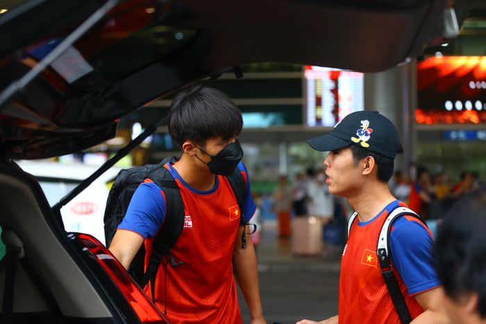  U22 Việt Nam không cùng nhau rời sân bay mà đi riêng lẻ hoặc theo nhóm ít người. Kết thúc SEA Games, họ trở về CLB để chuẩn bị thi đấu ở V.League và hạng Nhất. Quang Thịnh ở lại TP.HCM để hội quân cùng CLB Công An Hà Nội, đội bóng chuẩn bị có chuyến làm khách trên sân Thống Nhất của CLB TP.HCM. Anh cùng Nguyễn Quốc Việt bắt taxi để về khách sạn. 