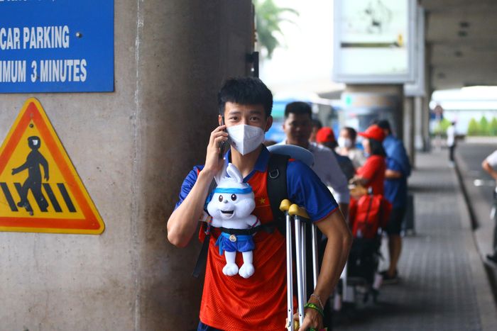  Trong khi đó, Nguyễn Thanh Nhàn đón xe về thăm nhà ở Tây Ninh. Anh chia sẻ với Zing News: "Tôi được nghỉ ngơi 3 ngày. Chân tôi sưng và giờ vẫn còn đau". Tiền đạo của PVF-CAND dính chấn thương ở trận bán kết với Indonesia và không thể thi đấu trận tranh hạng 3. 