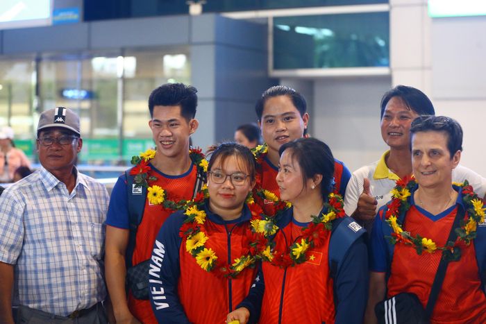  Hai đô cử Trần Minh Trí, Nguyễn Quốc Toàn (thứ 2 và 3 từ trái sang) rạng rỡ. Họ lần lượt giành HCV ở các hạng cân dưới 67 kg và dưới 89 kg. Trong đó, Quốc Toàn phá 3 kỷ lục SEA Games. 