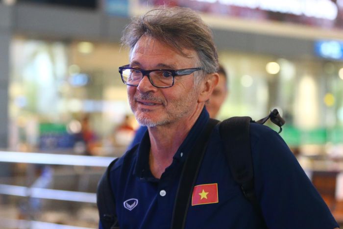  Tương tự các học trò, HLV Philippe Troussier cũng có vẻ mặt đượm buồn. Ông cố gượng cười và rảo bước thật nhanh. 
