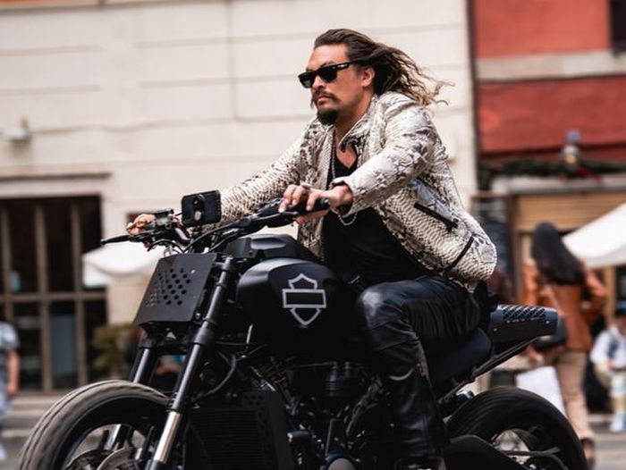 Jason Momoa trong vai Dante Reyes