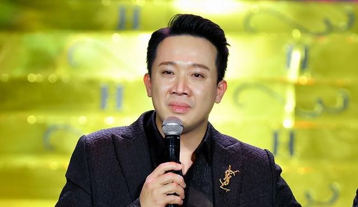 Trấn Thành gây tranh cãi khi rơi lệ trong buổi họp báo ra mắt sản phẩm của Đàm Vĩnh Hưng