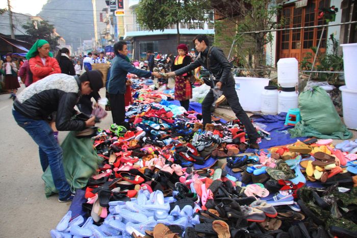 Gian hàng vải vóc, quần áo, đồ vải lanh, thổ cẩm truyền thống cũng là điểm đến hấp dẫn đối với phái đẹp. Trang phục của các dân tộc được bày bán, hầu hết là sản phẩm thủ công, xen lẫn một số đồ may sẵn của người Kinh.