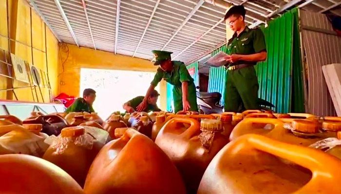 Số dầu D.O do các đối tượng mua bán bị lực lượng chức năng thu giữ.