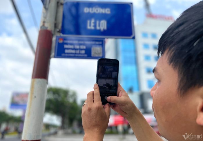 Người dân, du khách dễ dàng tìm hiểu tên đường trên chính điện thoại của mình.
